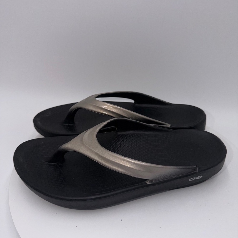 OOFOS OOlala Luxe Recovery Sandals Black Latte Metallic Thong Flip Flops Size 8